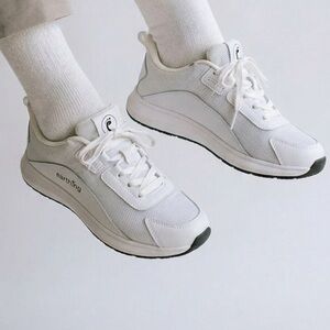 Earthing white low top lace up athletic shoes sz 6.5